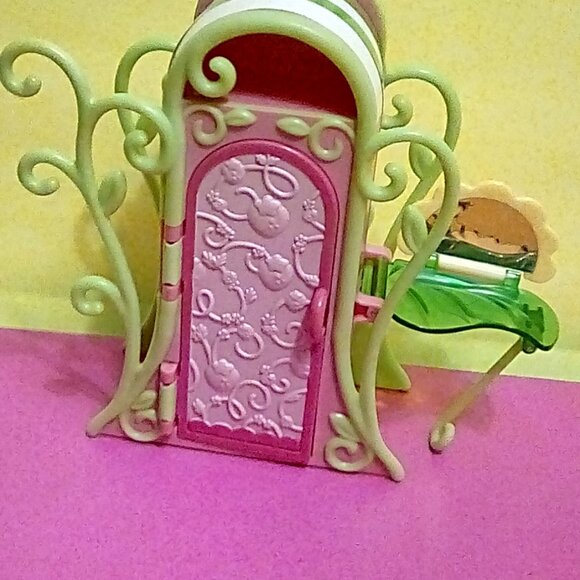 Strawberry shortcake doll & vanity furniture - Picture 3 of 6